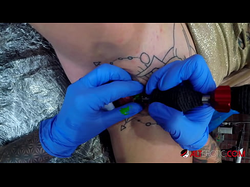 ❤️ Ekstreme tatuita varmulo Sully Savage ricevis tatuon sur sia klitoro ️ Pornvideo ĉe eo.sexonfire.ru ️❤